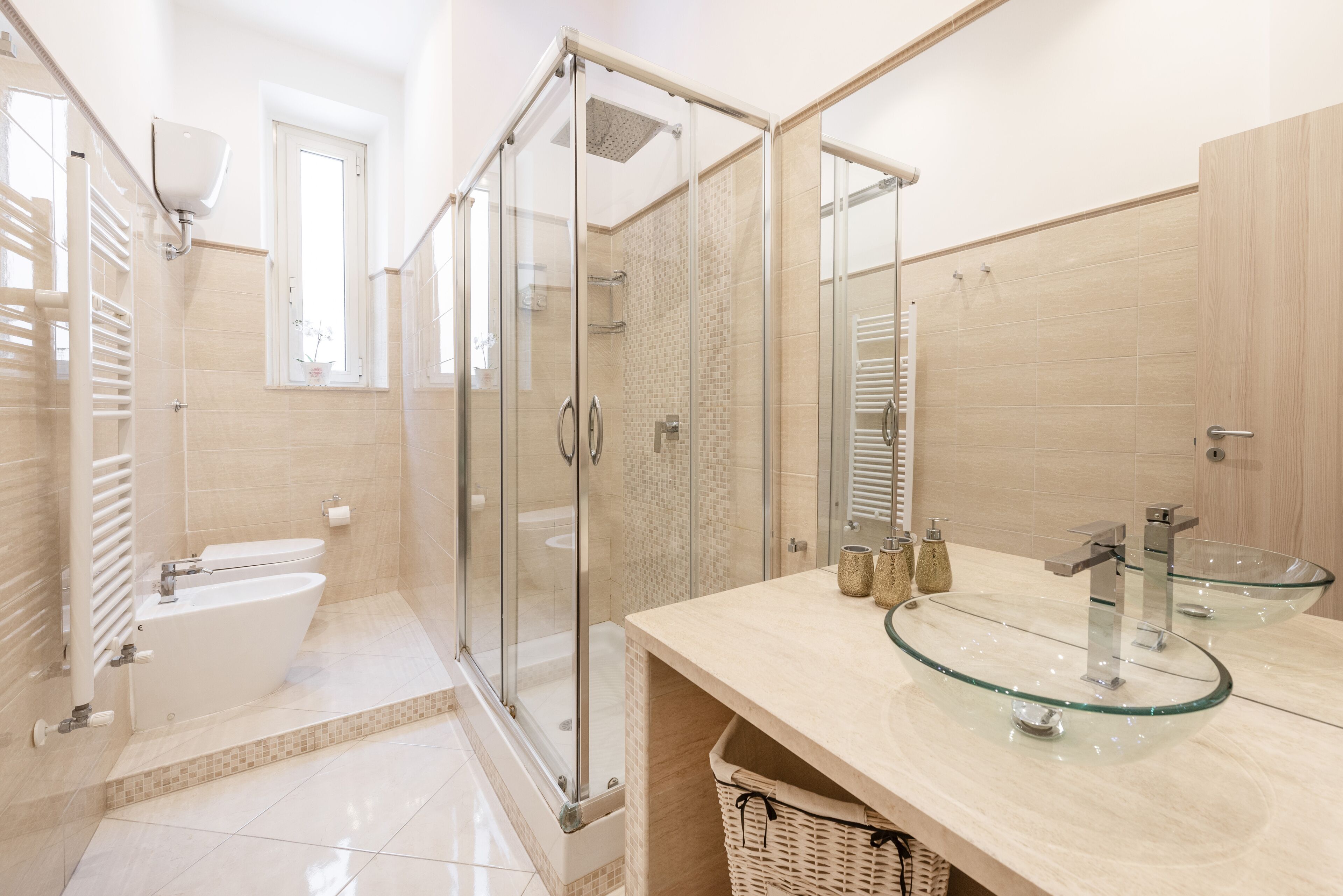 Shower, hair dryer, bidet, towels
