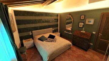 1 bedroom, desk, WiFi, bed sheets