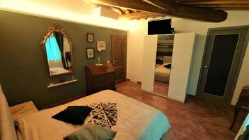 1 bedroom, desk, WiFi, bed sheets