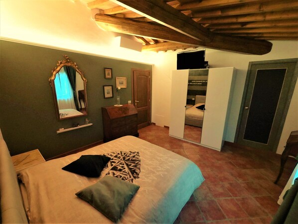 1 bedroom, desk, WiFi, bed sheets