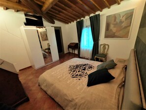 1 slaapkamer, een bureau, een strijkplank/strijkijzer, wifi