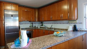 Frigorifero, microonde, forno, lavastoviglie