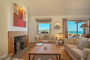 Smart TV, fireplace, DVD player, books - Palombaggia: PALOMBAGGIA VUE GRANDIOSE VILLA avec PISCINE à débordement (Porto-Vecchio)