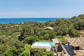 Outdoor pool, a heated pool - Palombaggia: PALOMBAGGIA VUE GRANDIOSE VILLA avec PISCINE à débordement (Porto-Vecchio)