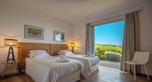 5 bedrooms, in-room safe, desk, iron/ironing board - Palombaggia: PALOMBAGGIA VUE GRANDIOSE VILLA avec PISCINE à débordement (Porto-Vecchio)