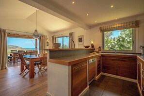 Fridge, microwave, oven, stovetop - Palombaggia: PALOMBAGGIA VUE GRANDIOSE VILLA avec PISCINE à débordement (Porto-Vecchio)