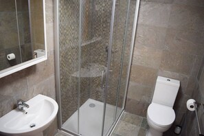 Ducha, toallas y papel higiénico