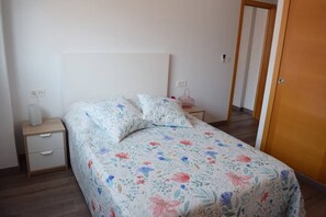 2 bedrooms, travel cot, bed sheets, wheelchair access