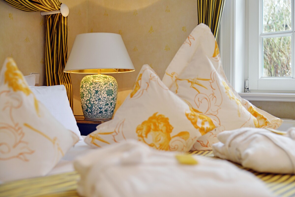 Phòng Suite Deluxe | Bộ đồ giường kháng dị ứng, minibar, két bảo mật tại phòng 