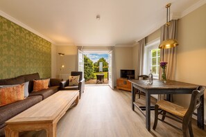 Deluxe Suite | Living area | LCD TV - Hotel Parkresidenz Christian VIII (Sylt)