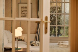 Junior Suite | Hypo-allergenic bedding, minibar, in-room safe, individually decorated - Hotel Parkresidenz Christian VIII (Sylt)