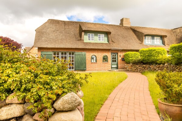 Ferienhaus Amalie | Hypo-allergenic bedding, minibar, in-room safe, individually decorated - Hotel Parkresidenz Christian VIII (Sylt)
