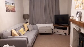 Living area - Waggy Tails is a spacious, welcoming, pet-friendly 4* holiday home (Seahouses)