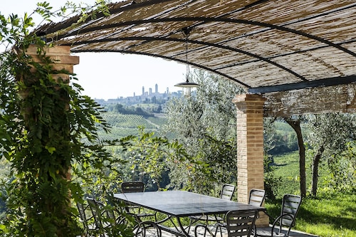 Martina, apartment with terrace on the green hills of San Giminiano