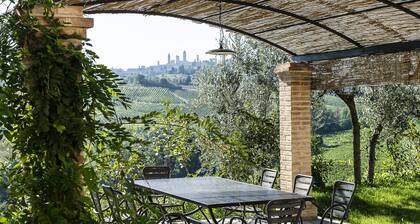Martina, apartment with terrace on the green hills of San Giminiano