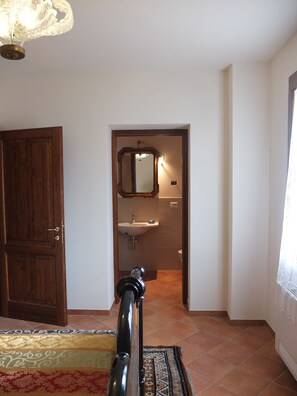 2 chambres, coffres-forts dans les chambres, fer et planche à repasser