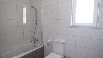 Kombinert dusj/badekar, hårføner, håndklær og såpe