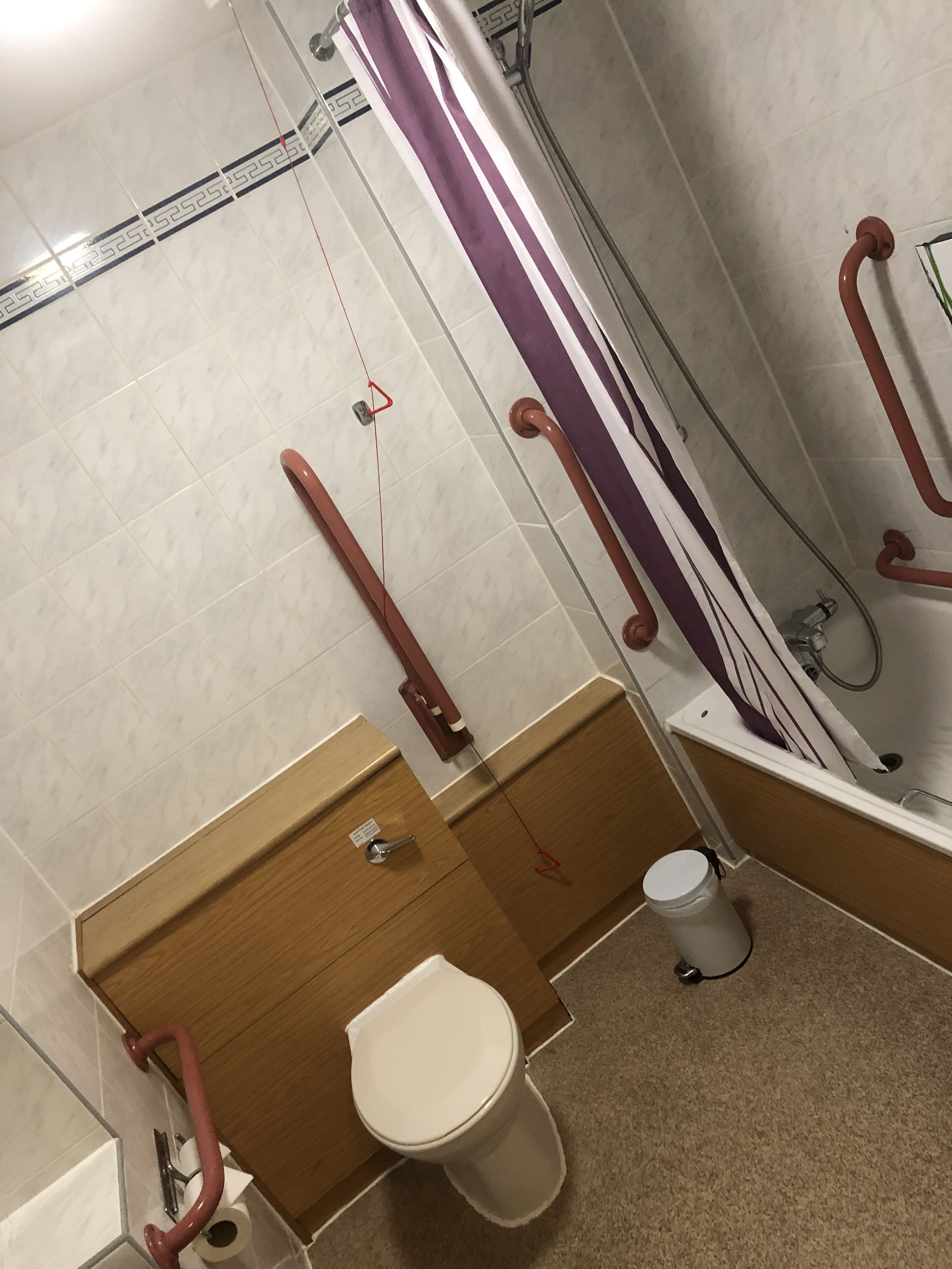 double room, accessible, non smoking | bathroom | combined shower/bathtub, free toiletries, hair dryer, towels