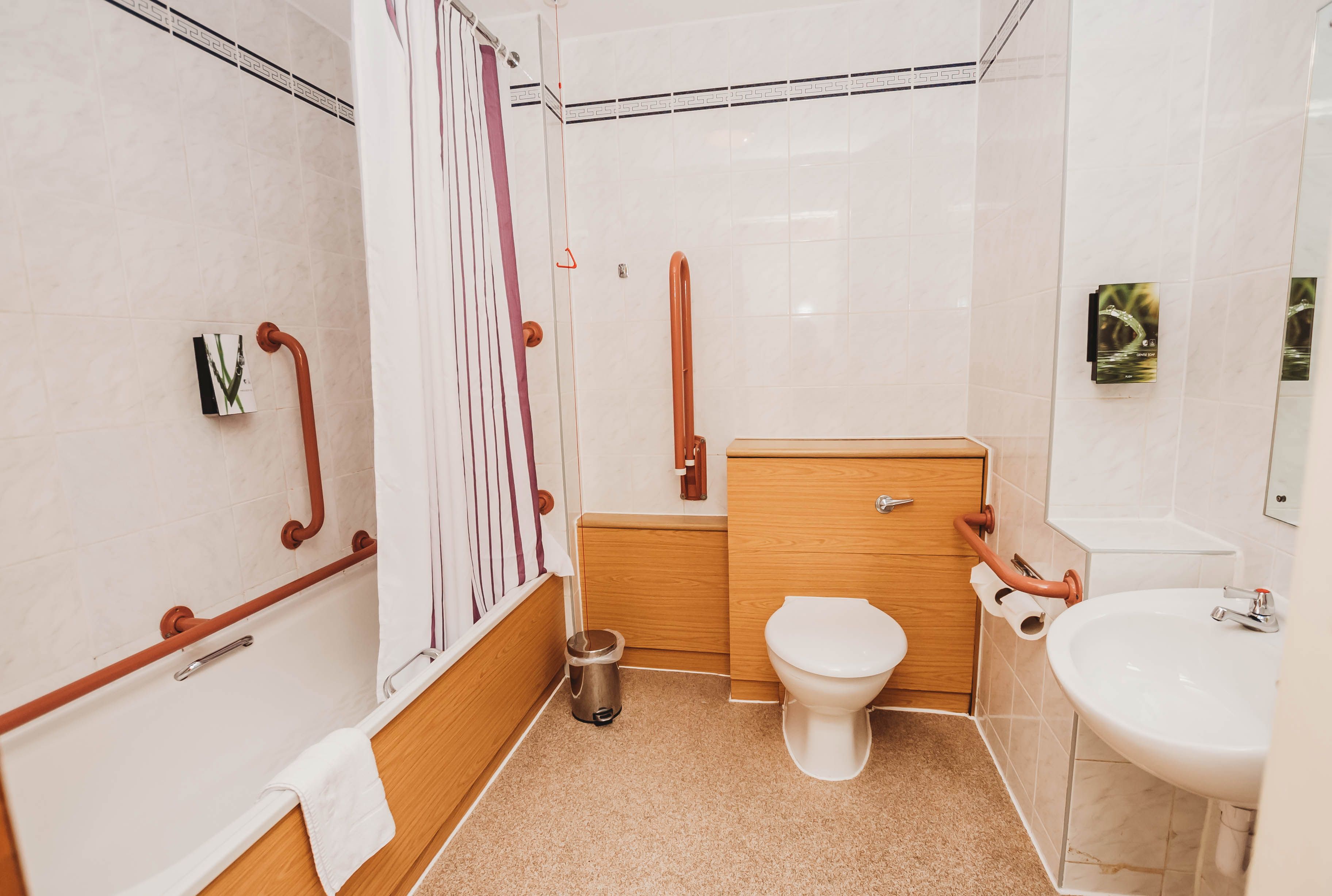 double room, non smoking | bathroom | combined shower/bathtub, free toiletries, hair dryer, towels