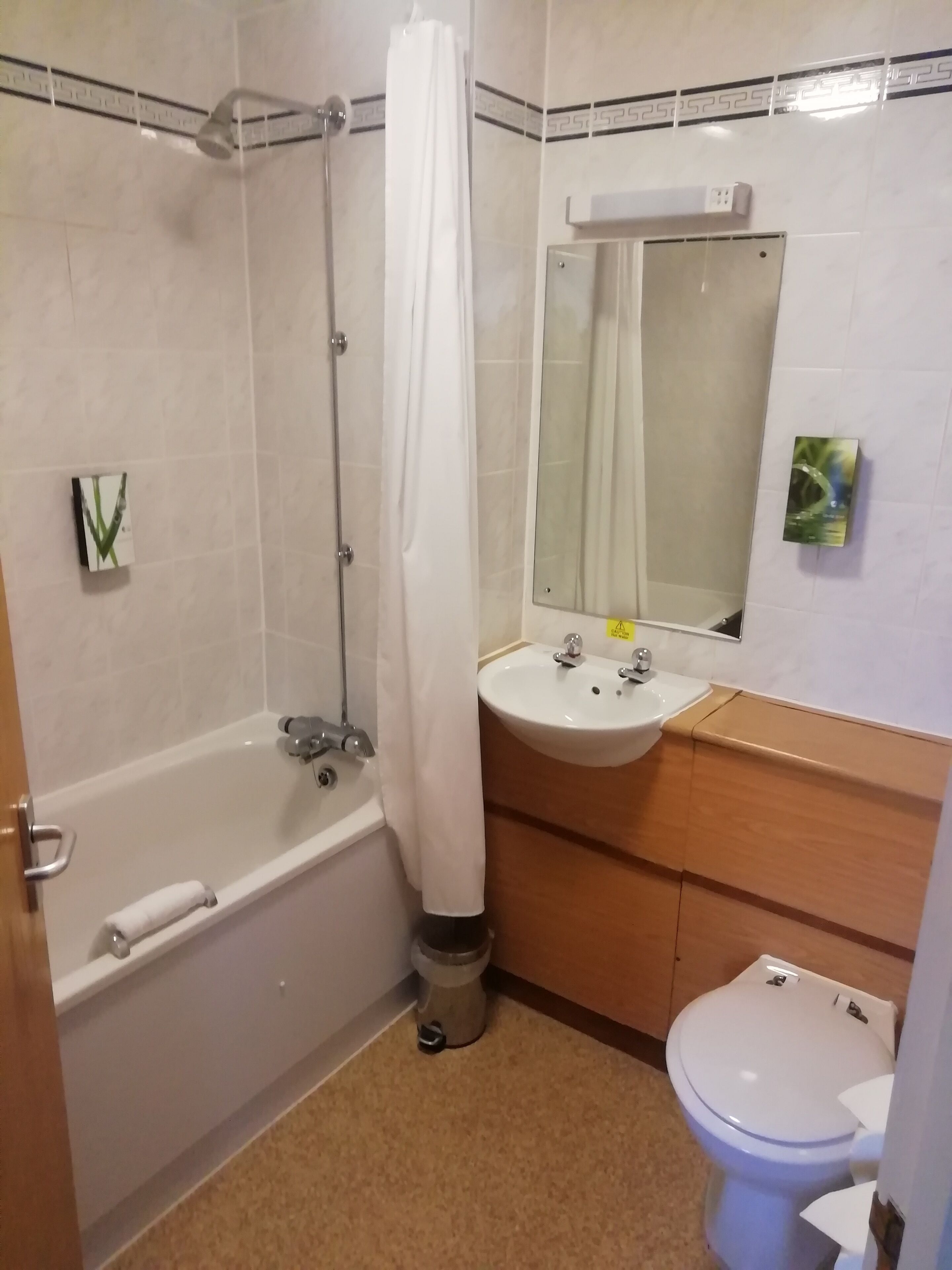 family room, non smoking | bathroom | combined shower/bathtub, free toiletries, hair dryer, towels