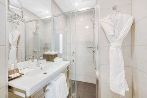 Shower, rainfall showerhead, free toiletries, hair dryer