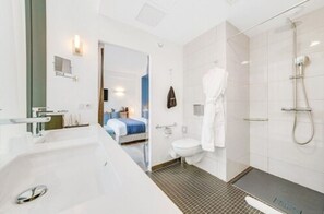 Superior tweepersoonskamer, terras | Badkamer | Een douche, een regendouche, gratis toiletartikelen, een haardroger