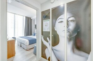 Minibar, coffres-forts dans les chambres, décoration personnalisée