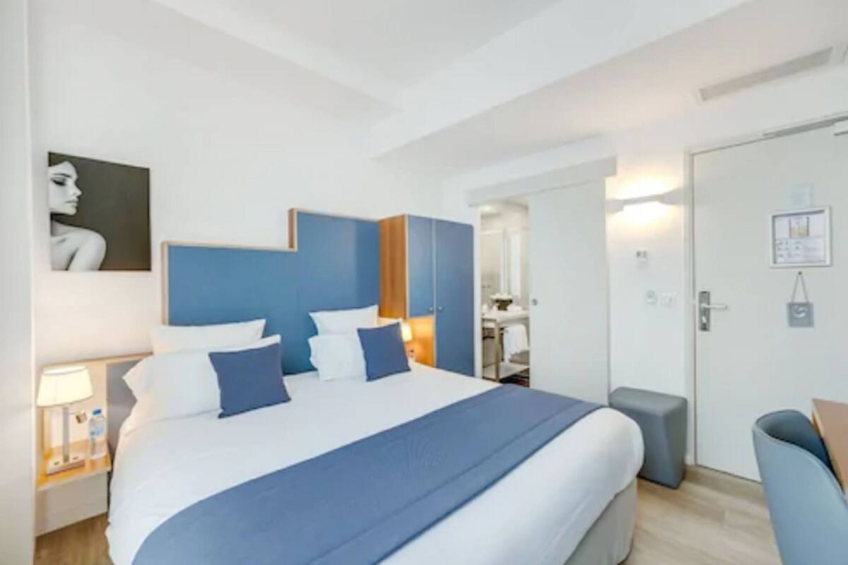 Traditional Double Room, 1 Queen Bed, Non Smoking, City View | Minibar, in-room safe, desk, laptop workspace