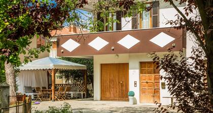 oasis of relaxation not far from the sea, parking in the internal courtyard.