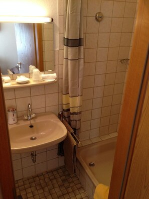 Chambre Standard, balcon | Salle de bain | Douche, sèche-cheveux, serviettes fournies