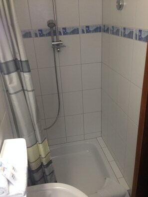 Habitación estándar | Baño | Ducha, secador de pelo y toallas