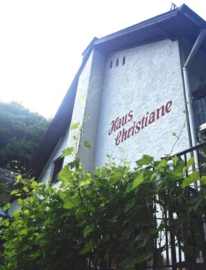 A building with the sign "Haus Christiane" on its facade. - Mosel-Pension Gästehaus Christiane (Brodenbach)