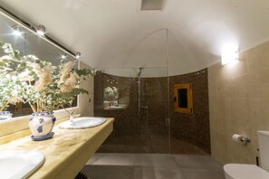Bañera, secador de pelo y toallas