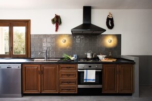 Een koelkast, een magnetron, een oven, een vaatwasser