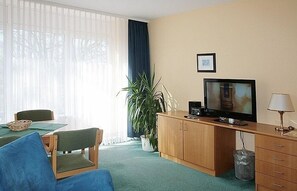 Lägenhet - 2 sovrum (C10 - incl. Cleaning Fee 65 EUR) | Vardagsrum | Platt-tv