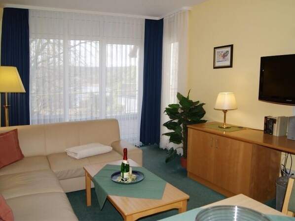 Apartment, 2 Bedrooms (C9 - incl. Cleaning Fee 65 EUR) | Living area | Flat-screen TV - Am Schloonsee Haus C (Heringsdorf)