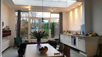 Een koelkast, een oven, een kookplaat, een vaatwasser