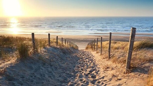 A sandy beach path with wooden posts, leading to the ocean. - 300 meters from the sunniest coast of the Netherlands (Vlissingen)