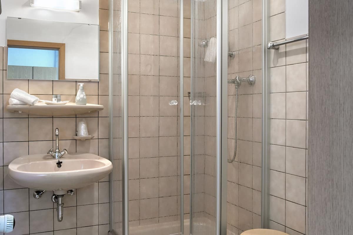 Ducha, secador de pelo, toallas