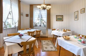 Petit déjeuner buffet (7 EUR par personne)