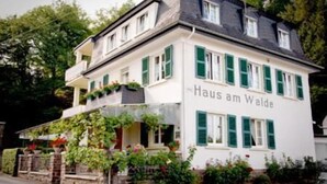 A two-story building with the sign "Haus am Walde" on the side. - Pension Haus am Walde (Brodenbach)