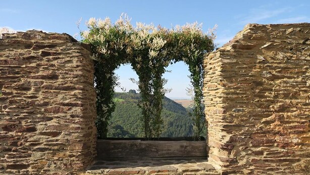 A stone archway with a view of a forested mountain range. - Pension Haus am Walde (Brodenbach)