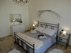 2 bedrooms, travel cot, free WiFi, bed sheets - Fully renovated lovely Apartment, Top Central Location! Sunny Terrace! Parking! (Lenno)