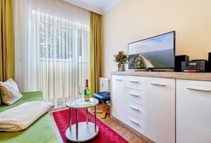 Apartment, Terrasse (D4 - incl. Cleaning Fee 45 EUR) | Wohnbereich | Flachbildfernseher