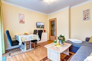 Apartment, Terrasse (D2- incl. Cleaning Fee 50 EUR) | Wohnbereich | Flachbildfernseher