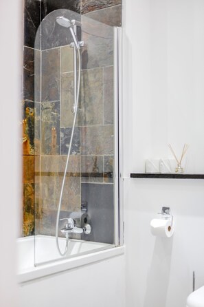 Haartrockner, Handtücher, Shampoo, Toilettenpapier