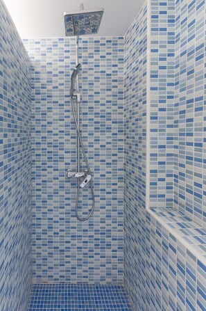Bathtub, hair dryer, towels