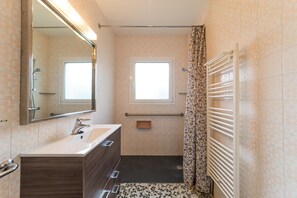 Baignoire, sèche-cheveux, serviettes fournies