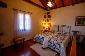 3 chambres, chambres insonorisées, fer et planche à repasser