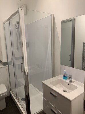 Premium Apartment, 1 Bedroom | Bathroom | Free toiletries, hair dryer, towels, toilet paper - Aberdeen Serviced Apartments: Charlotte street (Aberdeen)